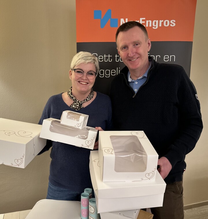Karianne Hauge og Svein Arne Aksland i Naturbakst ble fort begeistret for den nye Stund-emballasjen.