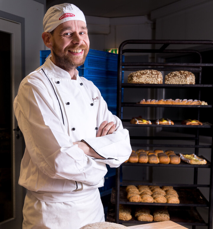 Bakerileder Bjarne Lund hos Baker Brun gleder seg over en enda bedre bolledeig.